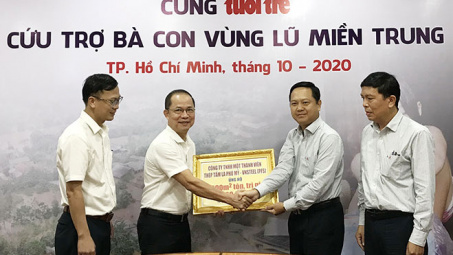 Hỗ trợ 7.000 m2 tôn, Thép tấm lá Phú Mỹ cùng nhân dân vùng bão lũ dựng lại trường và nhà